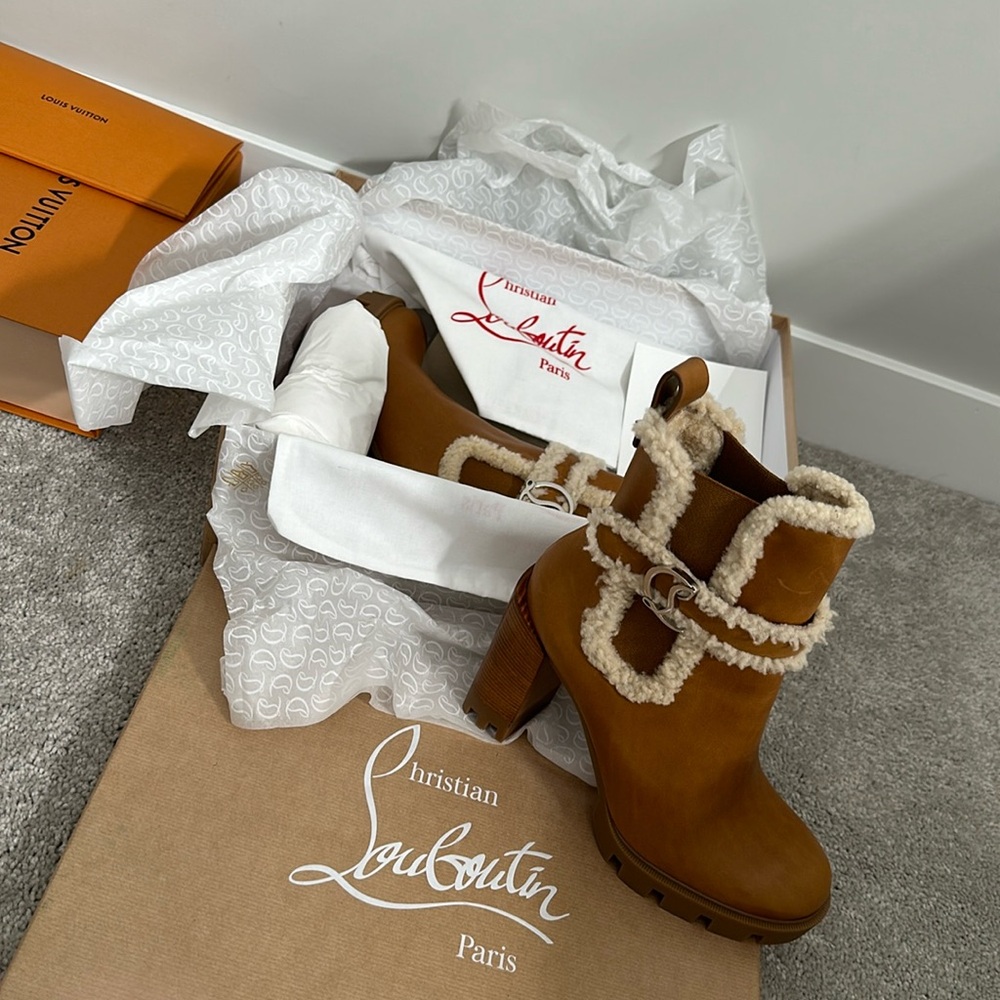 NWT in box Christian Louboutin chelsea lug heel boots size 37.5